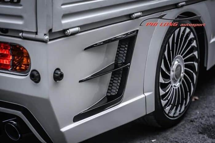 Gói nâng cấp xe tải Hyundai lên Lamborghini bao gồm cản trước mới tích hợp các hốc gió lớn hình đa giác lấy cảm hứng rõ rệt từ Lamborghini Huracan, đi kèm là dải đèn định vị ban ngày đặt dọc đặt ở 2 bên.