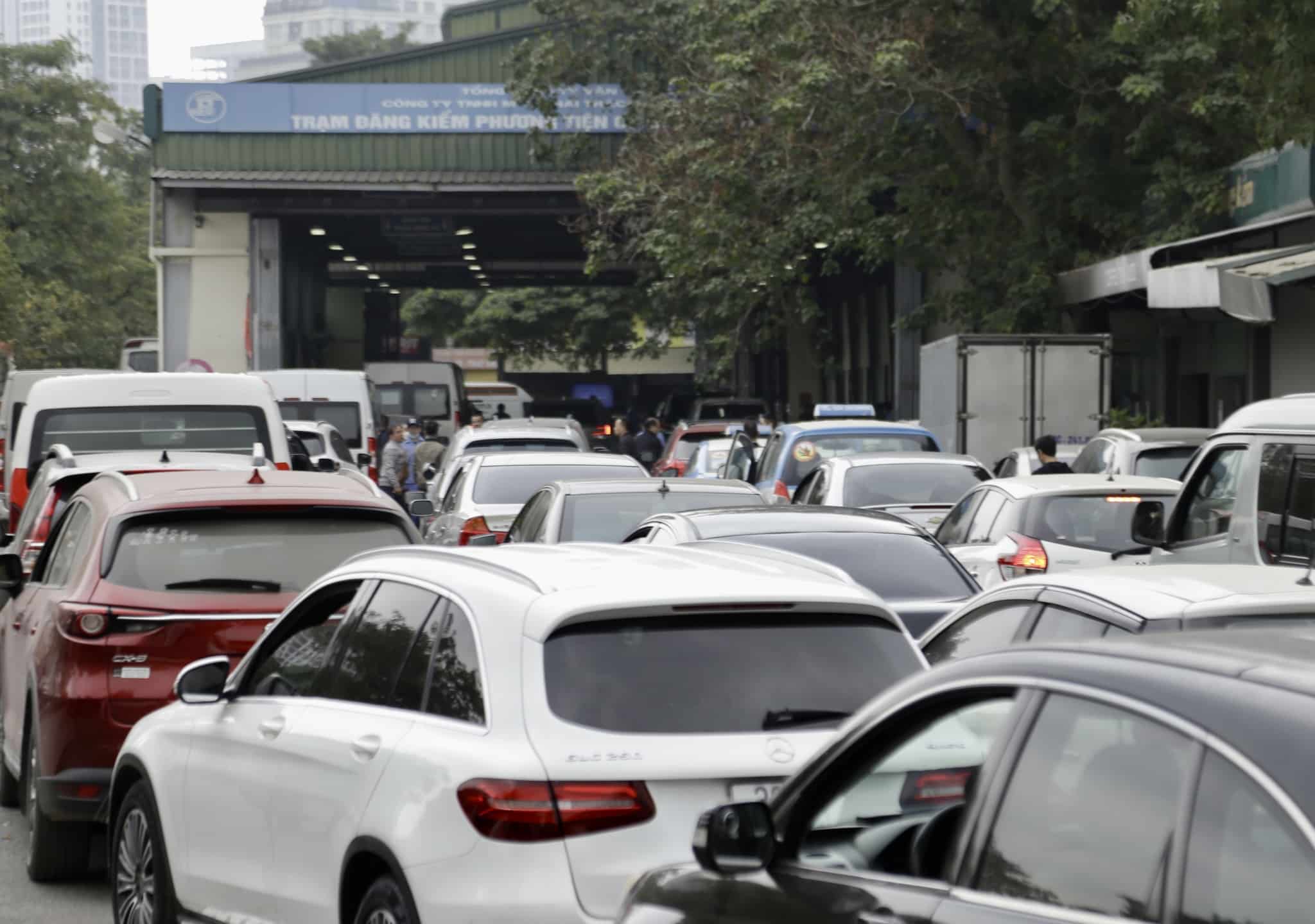 Hàng trăm ô tô xếp hàng đợi đăng kiểm ở Hà Nội - ảnh 10