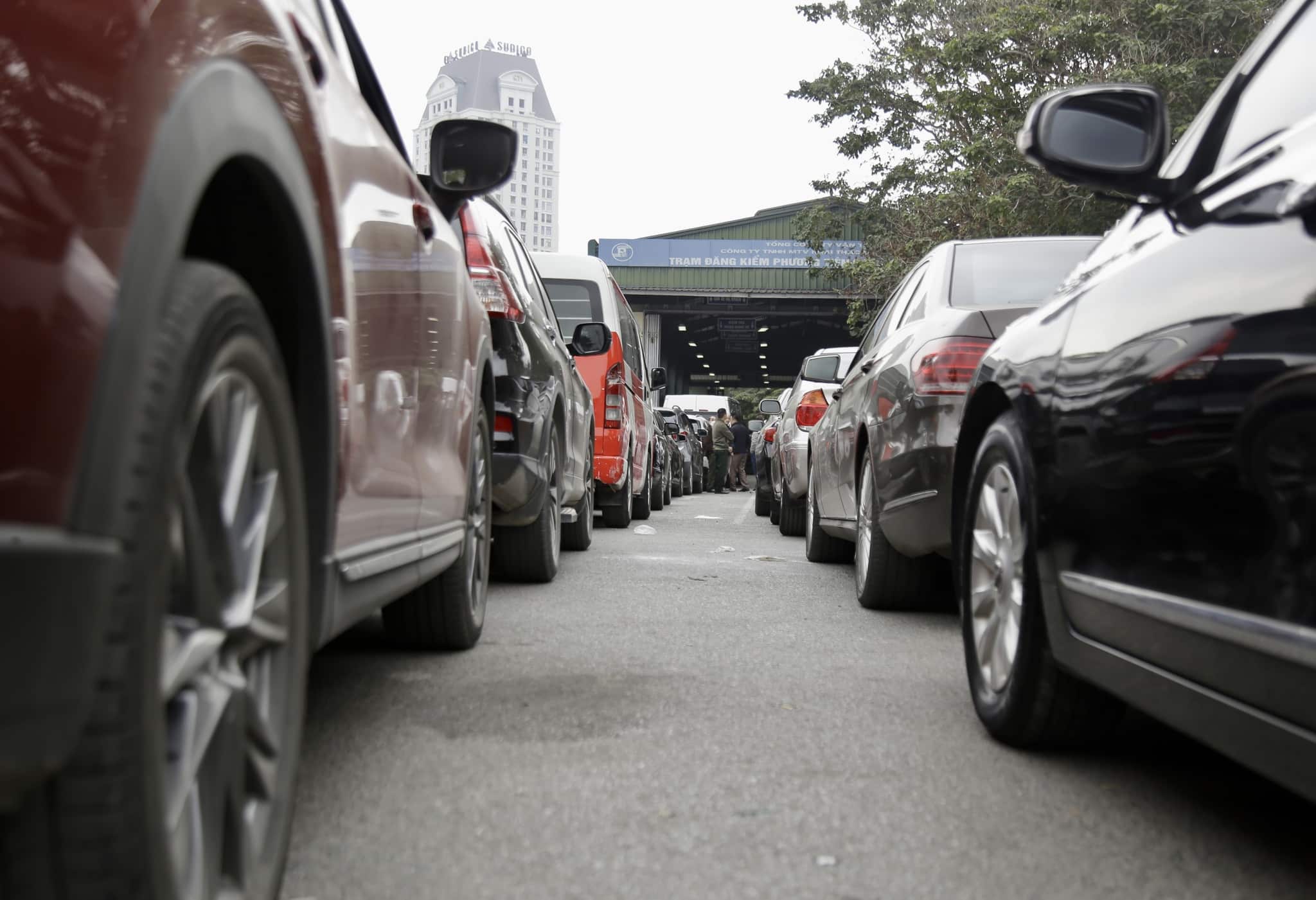 Hàng trăm ô tô xếp hàng đợi đăng kiểm ở Hà Nội - ảnh 4