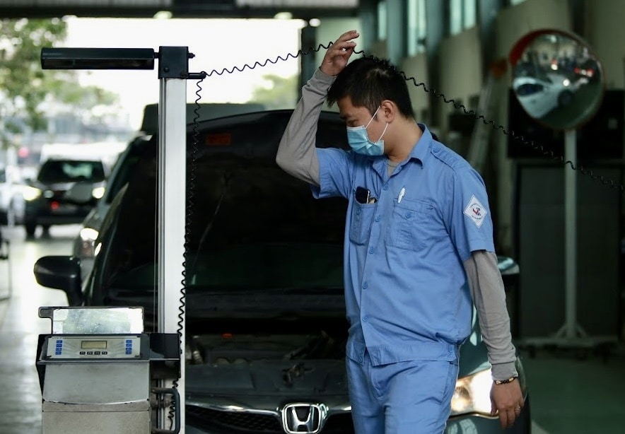 Hàng trăm ô tô xếp hàng đợi đăng kiểm ở Hà Nội - ảnh 6