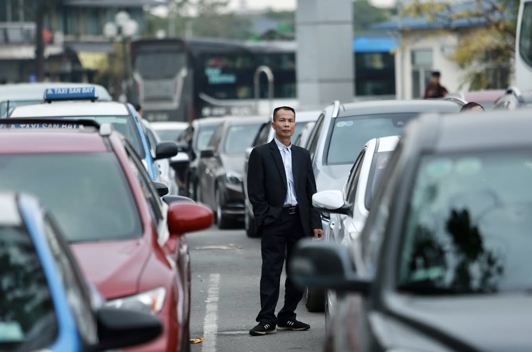 Hàng trăm ô tô xếp hàng đợi đăng kiểm ở Hà Nội - ảnh 5