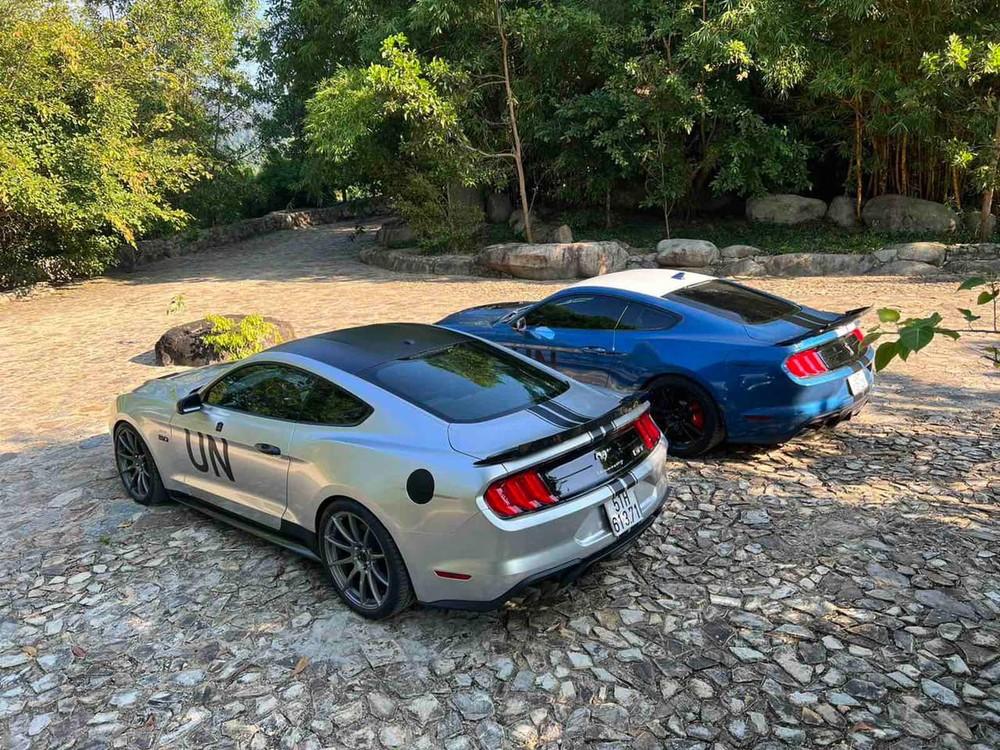 Cặp xe Ford Mustang siêu đắt, siêu mạnh đã về đội của Qua Vũ. Giá lăn bánh của 2 xe ước tính trên 25 tỷ đồng