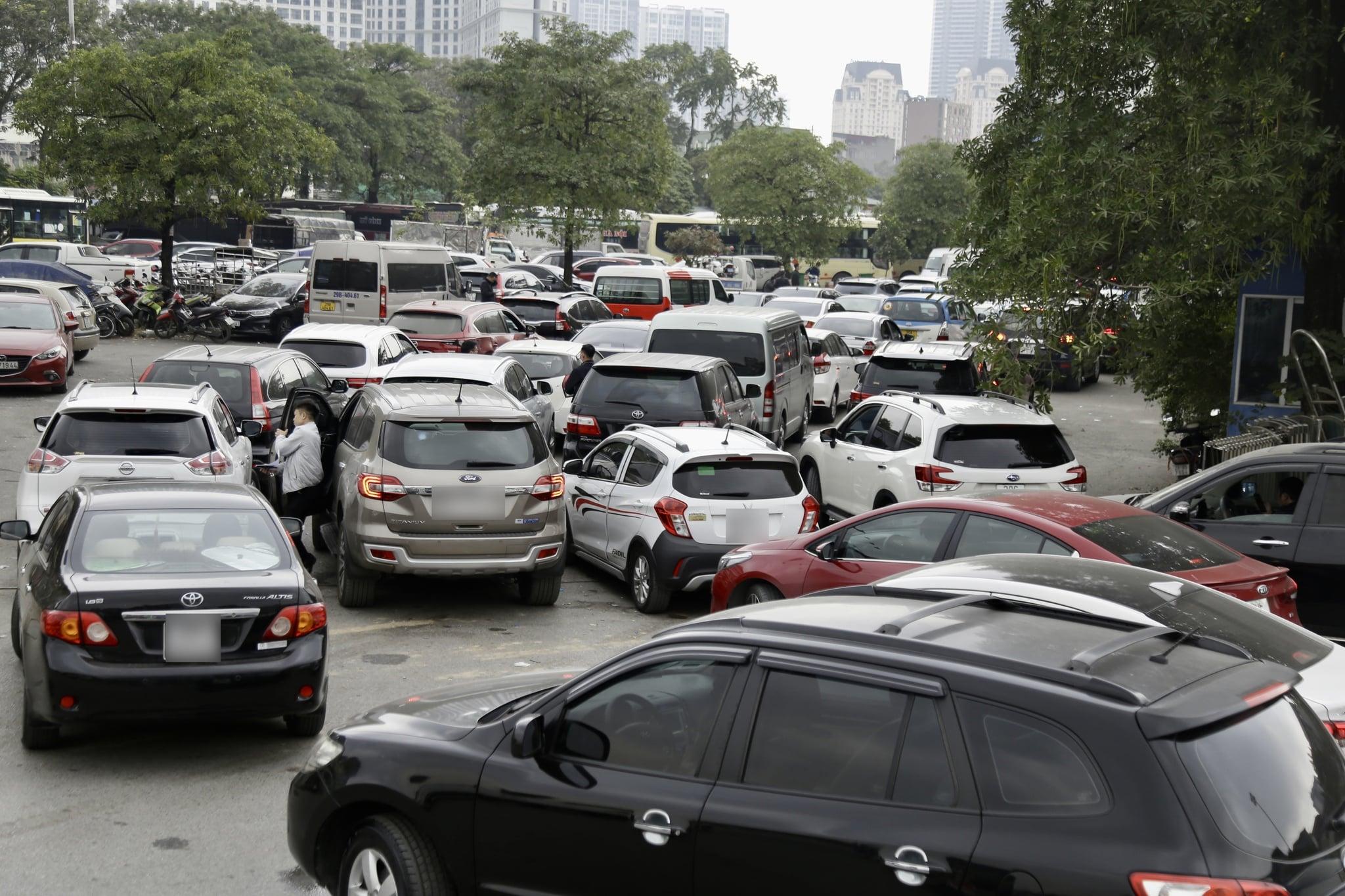 Hàng trăm ô tô xếp hàng đợi đăng kiểm ở Hà Nội - ảnh 1