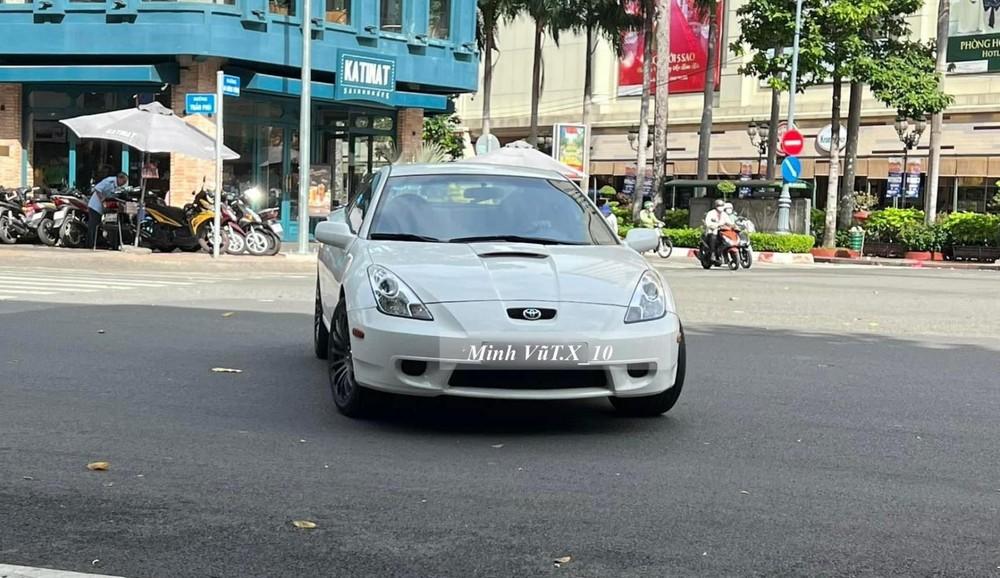 Bên cạnh các siêu xe, vua cà phê Việt Nam còn rất hứng thú để sưu tập xe thể thao độc lạ, và chiếc Toyota Celica đời 2000 mới được giao cho ông Đặng Lê Nguyên Vũ vào trưa nay là một minh chứng cụ thể nhất về độ chơi xe của doanh nhân này.
