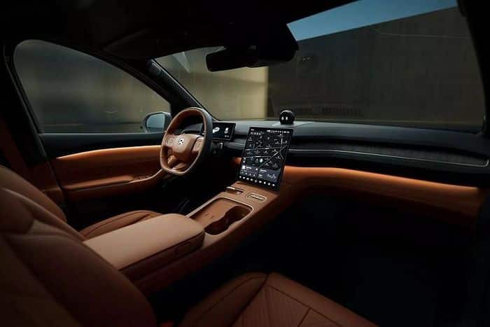 Tiếp đến là hệ thống điều hòa tự động 3 vùng, hệ thống nước hoa thông minh trong xe, hệ thống âm thanh Dolby Atmos 23 loa cũng như ghế sau đi kèm màn hình 6,6 inch, tính năng sưởi và ngả chỉnh điện. Ngoài ra, xe còn có cửa sổ trời toàn cảnh Panorama với diện tích 1,94 m2 và công nghệ thực tế ảo AR.