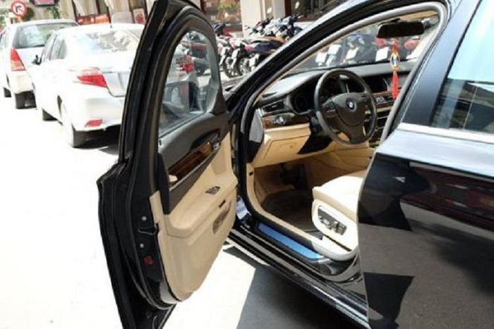 Chiếc xe sang BMW 760 li 10 năm tuổi trong bài viết này đang được rao bán với mức giá rẻ so với giá xe lúc mới mua khoảng 7 tỷ đồng cả đăng ký biển. Chiếc xe có ngoại thất màu đen sang trọng, cặp đèn pha được đánh giá là mạnh mẽ và đẹp nhất trong các thế hệ của BMW 7 series.