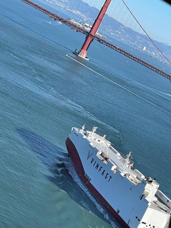 Hình ảnh tàu chở 999 xe VF 8 đến khu vực Vịnh San Francisco