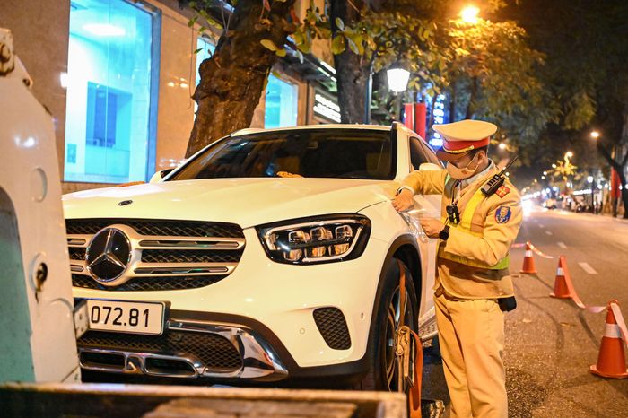 Với vi phạm trên, nam tài xế sẽ bị phạt 6-8 triệu đồng, tước bằng lái 10-12 tháng và tạm giữ xe 7 ngày. Chiếc Mercedes GLC 200 sau đó được cảnh sát niêm phong và cẩu kéo về bãi tạm giữ. 