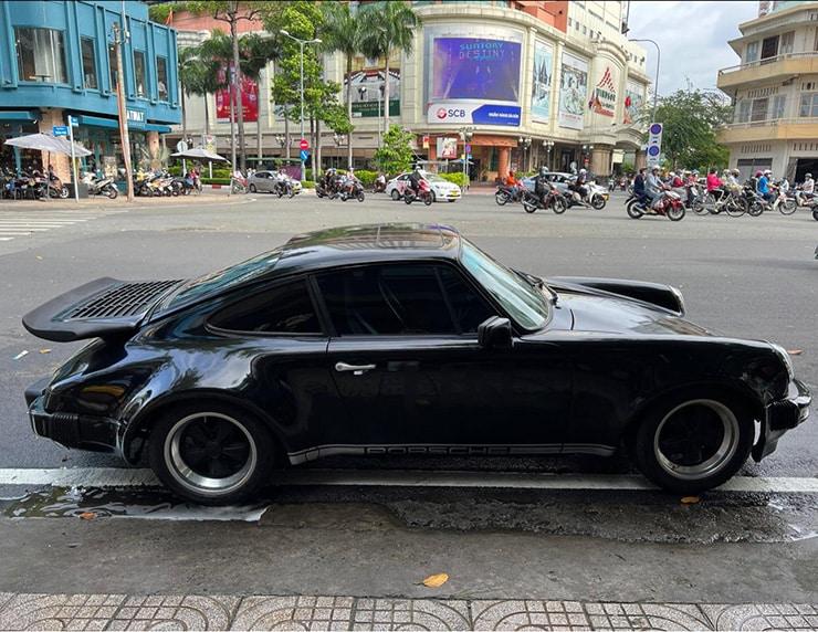 Chủ tịch Đặng Lê Nguyên Vũ cầm lái Porsche 930 Turbo Carrera "dạo phố" Sài Gòn - 3