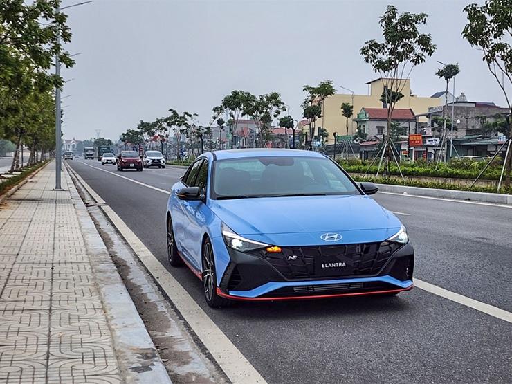 Hyundai Elantra N xuất hiện trên đường phố Việt, ngày ra mắt không còn xa - 1