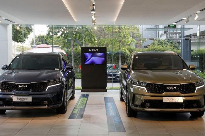 Sau khi ra mắt tại thị trường Việt Nam vào ngày 10/12 vừa qua, đến nay cặp đôi Kia Sorento Hybrid và Plug-In Hybrid 2023 mới đã được đưa về các đại lý để trưng bày, giới thiệu và phục vụ khách hàng lái thử.