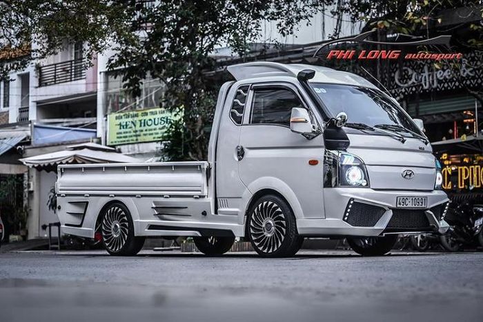 Chiếc xe tải Hyundai Porter 150 độ Lamborghini từng thu hút sự chú ý của cộng đồng mạng, chủ của bản độ này là một người sống ở Lâm Đồng còn đơn vị hoàn thiện bản độ là xưởng độ tại TP.HCM.