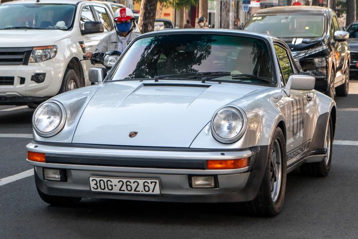  Sáng 20/12, một chiếc Porsche 930 Turbo đã xuất hiện trên một tuyến phố trung tâm TP.HCM. Theo ghi nhận của Zing, số lượng của mẫu xe này tại Việt Nam khoảng 5 chiếc, trong đó có một chiếc thuộc biến thể mui trần (Cabriolet). 