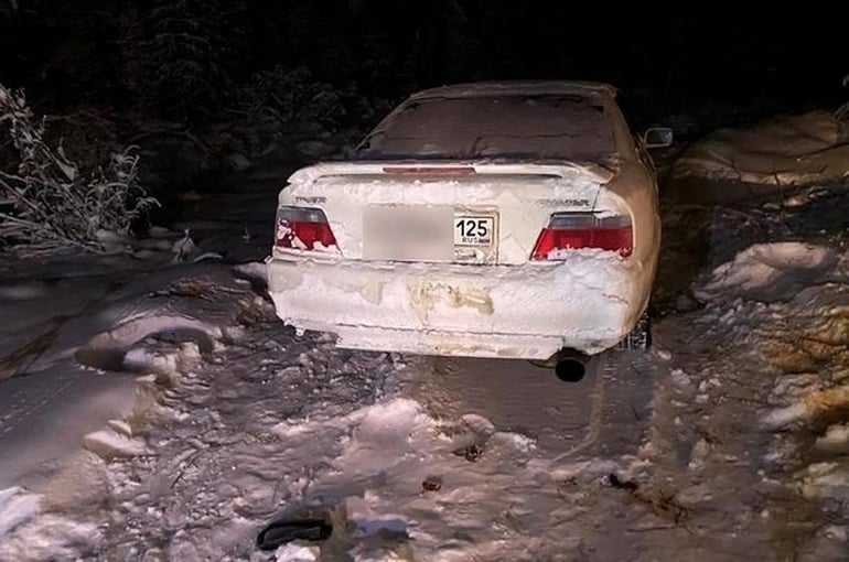 Chiếc xe của Sergey Ustinov bị phủ trong tuyết trắng sau khi thanh niên này đi lạc vào rừng vì nghe theo Google Maps (Ảnh: Rti).