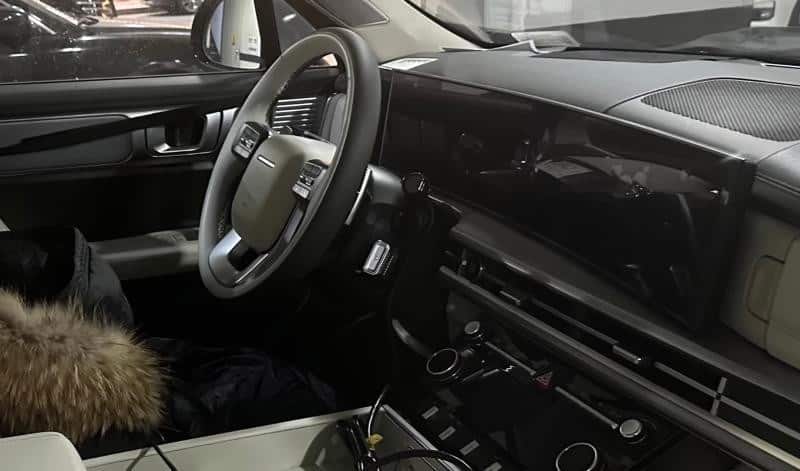 Hình ảnh này cho thấy Hyundai Santa Fe 2024 có ít nhất 3 màn hình bên trong xe