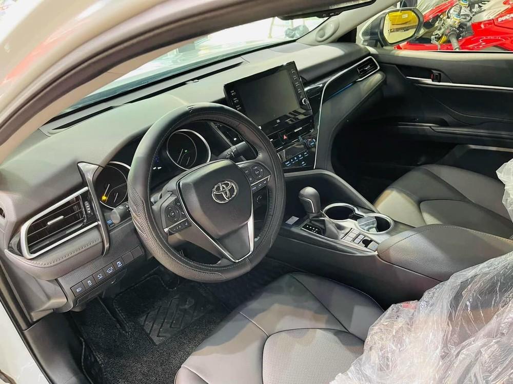 Nội thất của chiếc Toyota Camry 2022 biển lộc phát