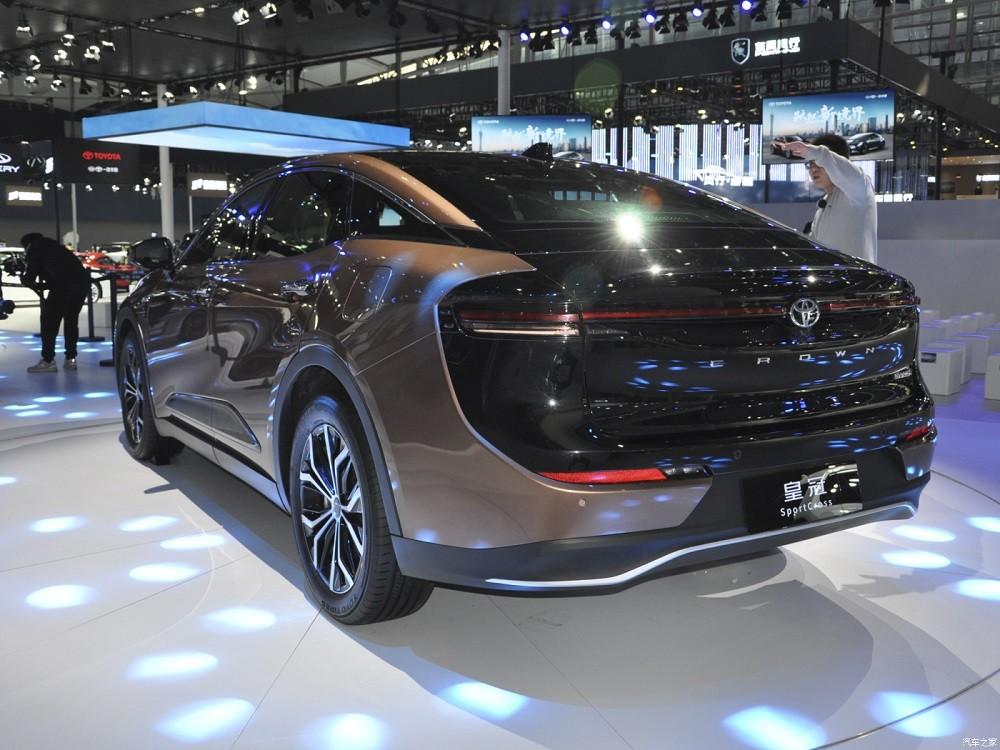 Toyota Crown SportCross 2023 kết hợp giữa SUV và sedan
