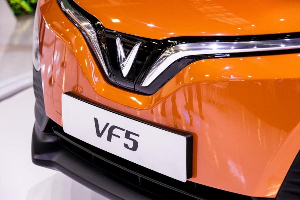 Nẹp mạ crôm hình chữ V trên đầu xe VinFast VF5