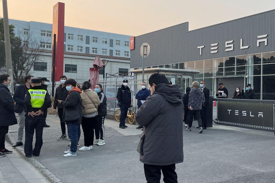 Khách hàng Trung Quốc biểu tình trước các cửa hàng Tesla ở những thành phố lớn như Bắc Kinh, Thượng Hải hay Thâm Quyến