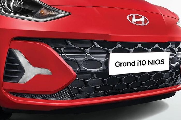 Bước sang phiên bản mới, Hyundai Grand i10 2023 giá rẻ được cải tiến thiết kế, bổ sung công nghệ và tính năng an toàn. Đồng thời, số tùy chọn động cơ của mẫu xe này tại thị trường Ấn Độ cũng giảm bớt so với trước.