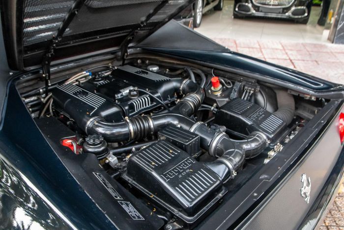  Ferrari 355 F1 Spider được trang bị khối động cơ V8, dung tích 3.5L hút khí tự nhiên , sản sinh công suất 375 mã lực và 363 Nm mô-men xoắn. 
