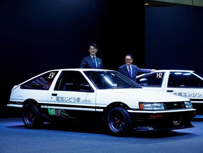  Ông Akio Toyoda và ông Koji Sato tham dự sự kiện của Toyota GAZOO Racing và LEXUS tại Tokyo Auto Salon 2023. Ảnh: Reuters. 
