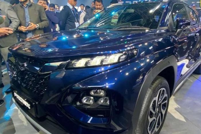 Tại thị trường Ấn Độ, xe có tổng cộng 6 màu sơn ngoại thất 1 màu và 3 màu sơn phối 2 màu. Hiện giá xe Suzuki Fronx 2023 vẫn chưa được công bố. Dự kiến, đến tháng 4 năm nay, xe mới chính thức được bán ra thị trường Ấn Độ. Đến cuối năm nay, Suzuki Fronx 2023 sẽ có thêm phiên bản mang thương hiệu Toyota.