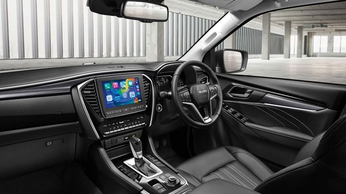  Bên trong nội thất, Isuzu mu-X Phantom 2023 có màn hình cảm ứng 9 inch hỗ trợ Android Auto và Apple CarPlay, điều hòa tự động 2 vùng. Những tiện nghi khác bao gồm gương chiếu hậu chống chói, camera hỗ trợ đỗ xe Dynamic Guideline, hệ thống khởi động từ xa, phanh tay điện tử, giữ phanh tự động, cốp đóng mở rảnh tay với chức năng đá cốp. 
