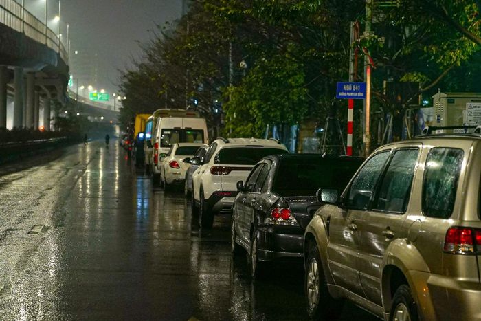  Vài ngày qua, nhiều trung tâm đăng kiểm ôtô trên địa bàn Hà Nội xuất hiện cảnh phương tiện xếp hàng dài chờ đợi từ nửa đêm đến sáng. 