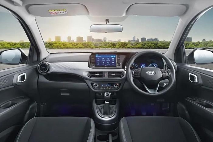Màn hình cảm ứng trung tâm của Hyundai Grand i10 2023 vẫn giữ nguyên kích thước là 8 inch, hỗ trợ Android Auto và Apple CarPlay. Thêm vào đó là cửa gió điều hòa dành cho hàng ghế sau, hệ thống điều hòa tự động và sạc không dây giữ nguyên như trước.
