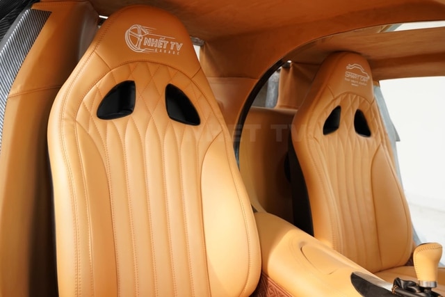 Nhóm bạn trẻ Quảng Ninh vượt cả trăm km đem Bugatti Chiron tự chế tới Hà Nội để lột xác nội thất: Vô-lăng carbon, dàn âm thanh mới, cabin bọc da xịn sò - Ảnh 4.