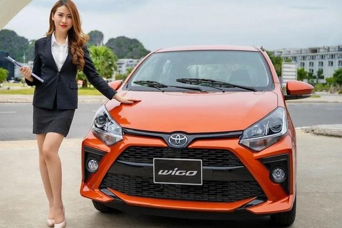 Dự kiến, xe Toyota Wigo 2023 về Việt Nam vẫn sẽ có phiên bản số sàn, còn bản số tự động nhiều khả năng sẽ chuyển sang loại vô cấp CVT thay vì hộp số AT 4 cấp. Toyota Wigo thế hệ mới sẽ được trang bị cụm đèn pha dạng LED thay vì halogen như phiên bản tiền nhiệm.