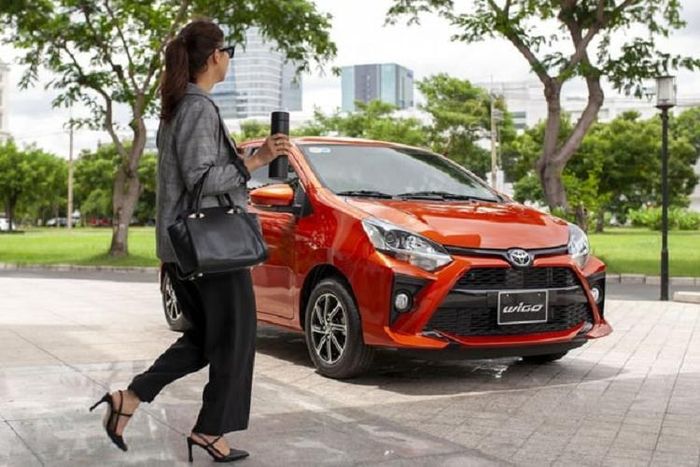 Toyota Wigo 2023 mới hứa hẹn sẽ quay trở lại thị trường Việt Nam vào giữa năm nay, nhiều khả năng rơi vào tháng 4 hoặc 5. Toyota chưa xác nhận, tuy nhiên một số đại lý đã bắt đầu rục rịch chia sẻ thông tin này.Ở đời 2023, Toyota Wigo sẽ được nâng cấp đáng kể về mặt trang bị.