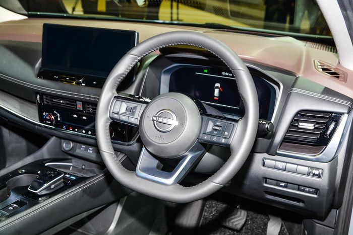  Nissan trang bị cho X-Trail mới màn hình tốc độ điện tử hoàn toàn 12,3 inch, phía trước có thêm màn hình hiển thị kính lái 10,8 inch. 