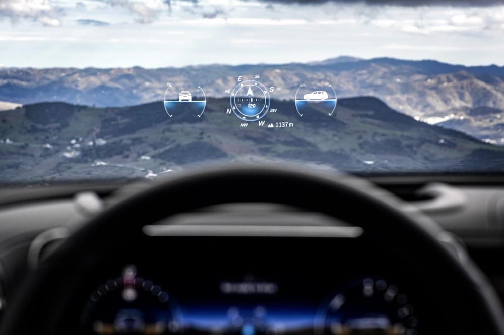 Màn hình hiển thị thông tin kính lái của Mercedes-Benz GLC 2023