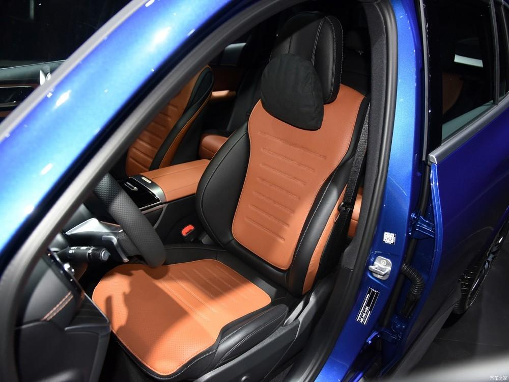 Ghế trước của Mercedes-Benz GLC L 2023 có đủ tính năng sưởi/thông hơi