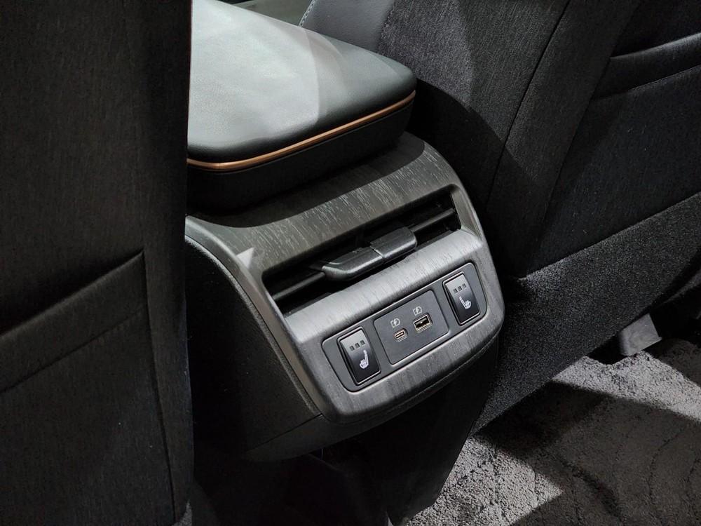 Cửa gió điều hòa và cổng USB dành cho hàng ghế sau của Nissan Ariya