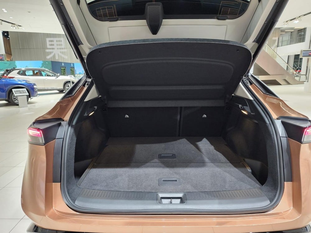 Khoang hành lý của Nissan Ariya có thể tích 408 lít ở phiên bản dẫn động 2 cầu và 446 lít ở phiên bản dẫn động 1 cầu