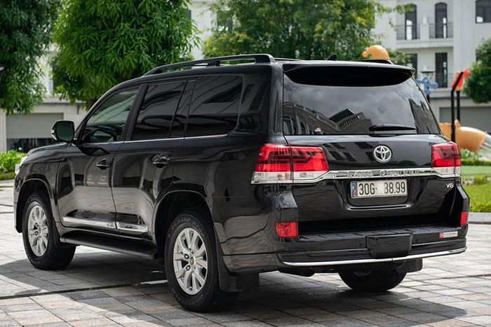 Đáng chú ý, Toyota Land Cruiser 5.7L 2019 nhập Mỹ còn có thêm nhưng tính năng gồm: Cảnh báo điểm mù; Hệ thống cảnh báo người đi bộ qua đường; Hệ thống cảnh báo va chạm phía sau qua Radar; Cảnh báo chệch làn đường; Hỗ trợ duy trì làn đường; Hỗ trợ kiểm soát cân bằng xe khi kéo vật thể phía sau...