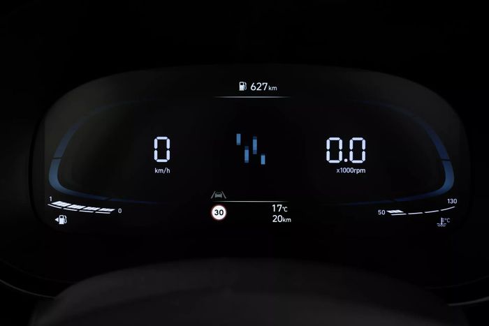  Màn hình tốc độ phía sau vô lăng chuyển sang loại điện tử với kích thước 4,2 inch. Màn hình giải trí trung tâm 8 inch hỗ trợ kết nối Apple CarPlay/Android Auto. 
