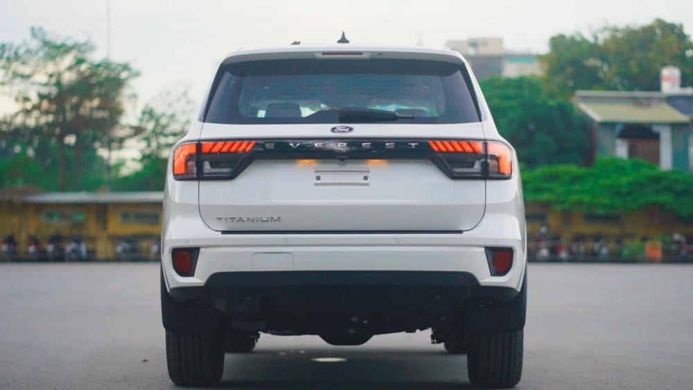 Ford Everest Titanium 4x2 2023 tăng giá 41 triệu đồng