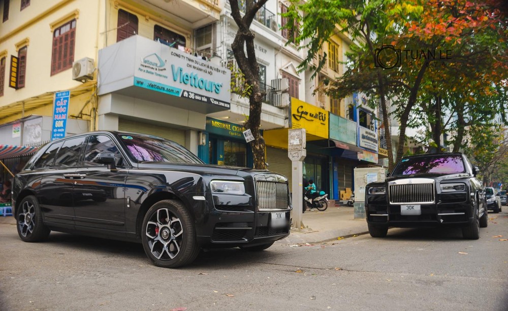 2 chiếc SUV siêu sang Rolls-Royce Cullinan, xe ở gần màn hình nhất là bản Black Badge 