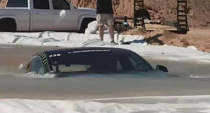 Chiếc Tesla Mode S Plaid ngập sâu trong nước (Ảnh: Carscoops)