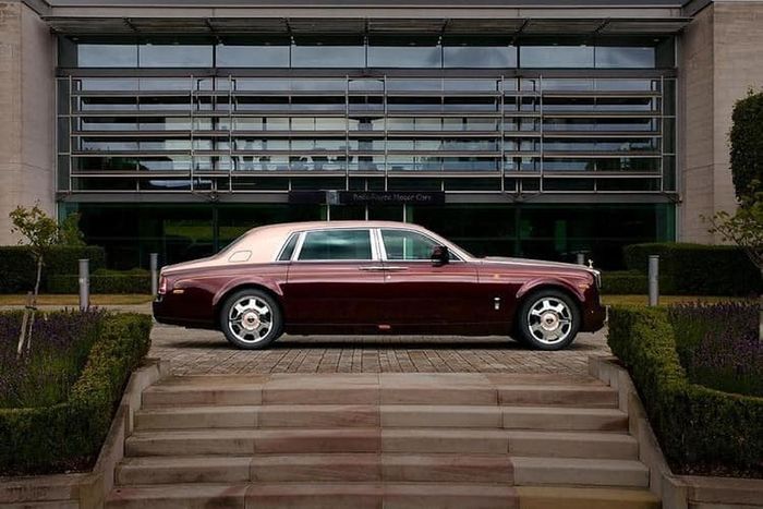 Cá nhân hóa của xe Rolls-Royce Phantom Sacred Fire ở ngoại thất chính là đường coachlines vẽ tay với biểu tượng trống đồng cùng 18 con hạc, tượng trưng cho 18 đời Vua Hùng ở sau chắn bùn trước, nơi có thể là biểu tượng của Rolls-Royce hay một phiên bản giới hạn nào khác hay được vẽ. Đó là những gì khác biệt của ngoại thất xe Rolls-Royce Phantom Lửa thiêng.
