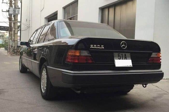 Chỉ biết rằng, mẫu xe Mercedes-Benz 280E của Đặng Lê Nguyên Vũ này từng phục vụ cho công việc ngoại giao và gần nhất được rao bán là 6 năm trước với giá chỉ 750 triệu đồng, quá rẻ so với các con số chục tỷ đồng mà "ông vua cà phê Việt" mua sắm cho mỗi siêu xe.
