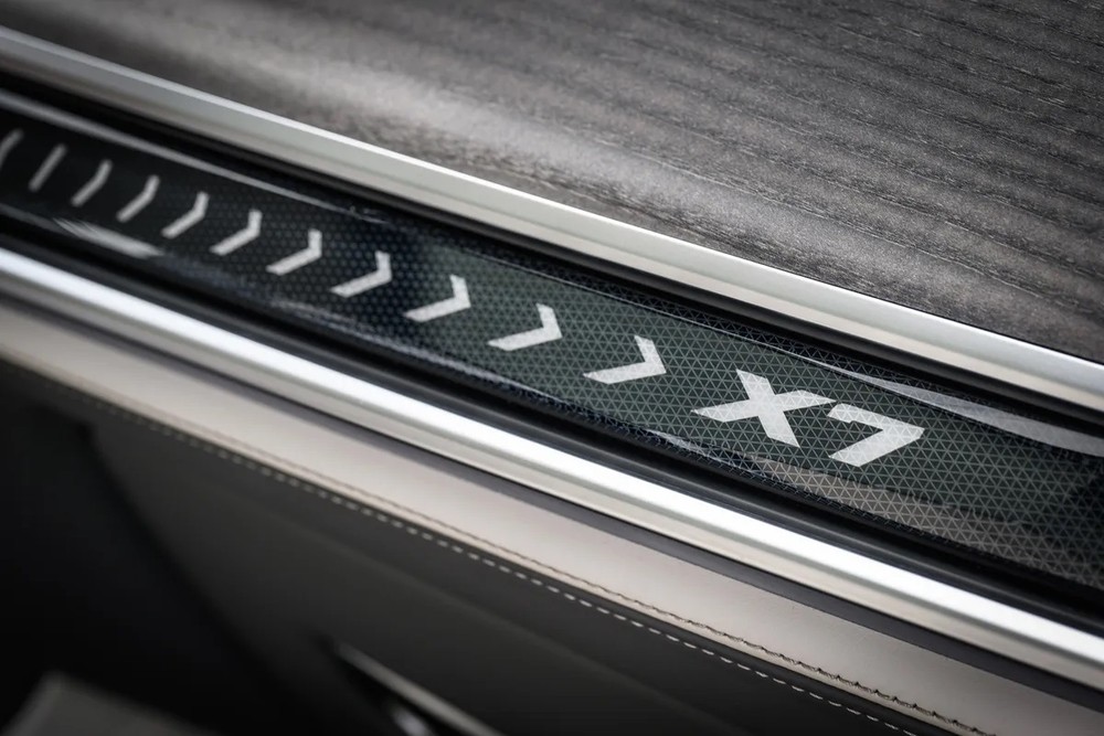 Dải đèn viền tăng thêm sự thú vị cho nội thất của BMW X7 2023
