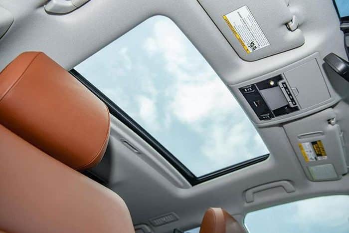 Trên phiên bản nhập Mỹ, Toyota Land Cruiser có thêm tính năng cao cấp hơn như sạc không dây chuẩn Qi, hàng ghế trước có thông gió, cửa sổ trời, hàng ghế sau có màn hình giải trí 11,6 inch, bản chính hãng là 10,1 inch.