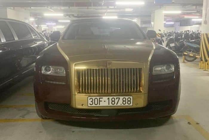 Năm 2018, chiếc xe Rolls-Royce Ghost Golden của Trịnh Văn Quyết được đăng ký biển số 30F-187.88, chính thức chấm dứt 5 năm ế của mình. Biển số xe còn khiến không ít người tiếc nuối vì số 7 nếu thay bằng 8, sẽ càng lộc lá và sẽ thành tứ quý 8.