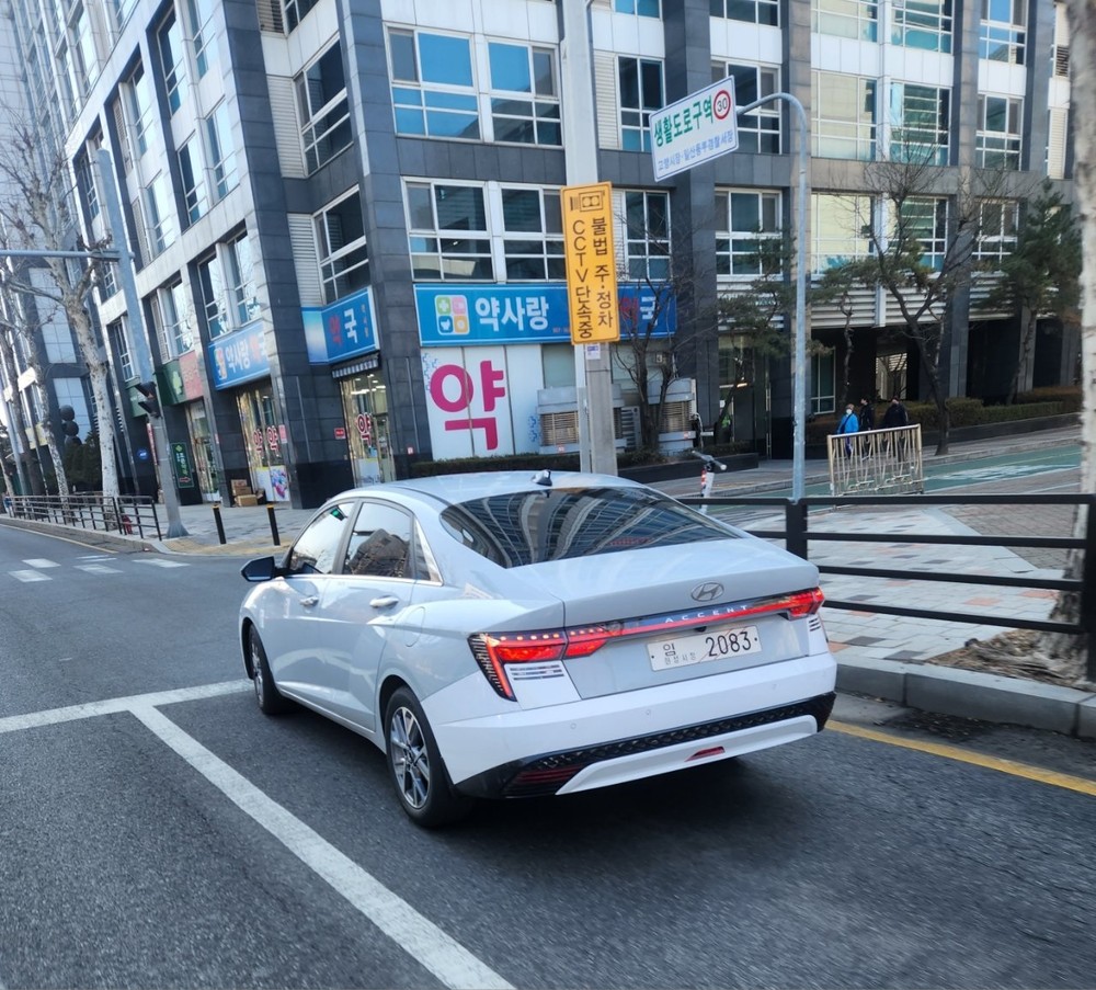 Hyundai Accent 2023 lần đầu tiên xuất hiện trên đường phố với đèn hậu ấn tượng