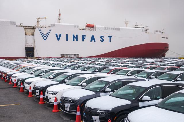 Xe điện VF8 của VinFast chuẩn bị xuất xưởng tai cảng Hải Phòng, Việt Nam, vào tháng 11 năm 2022. Ảnh: Bloomberg.
